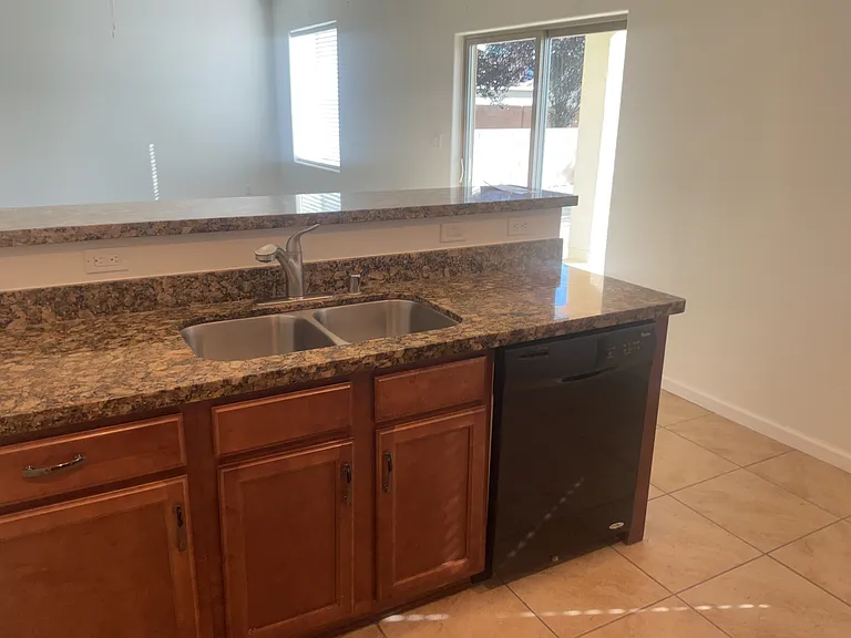 1734 Lark Dr NE — Photo 3