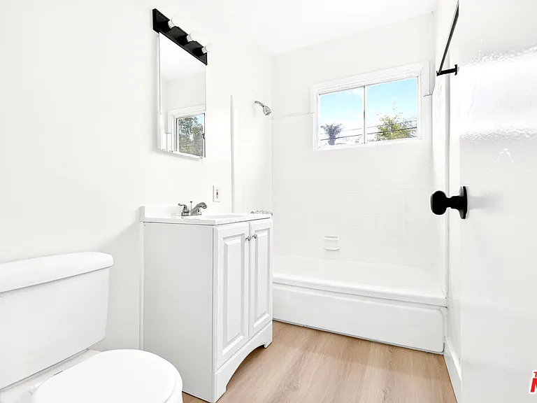 4777 San Vicente Blvd #8 — Photo 12