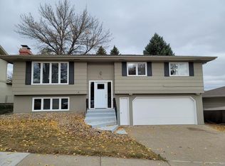 2218 Coolidge Ave, Bismarck, ND 58501