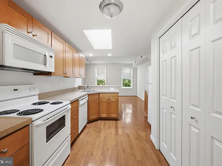 910 S Charles St #B — Photo 11