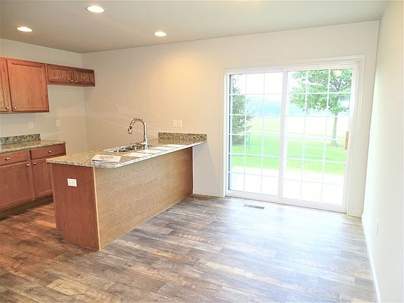 Dining Area & Kitchen