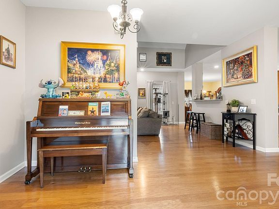 5th image of 2853 Wimbledon Dr
