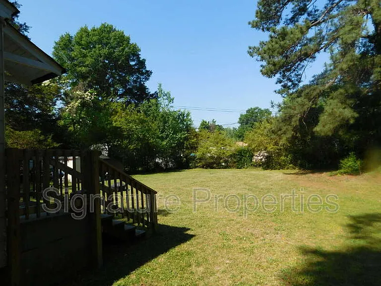 718 Yorkshire Dr — Photo 4