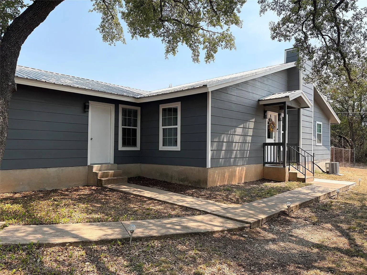 3 bed, 2.0 bath, 979 sqft, $1,650 — Photo 2