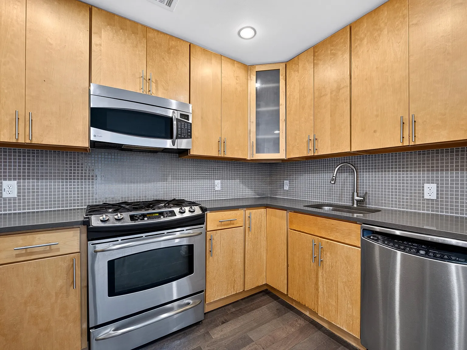 2 bed, $3,600 — Photo 2