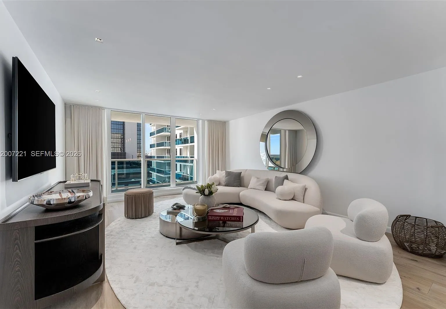 Roney Palace Condo — Photo 2