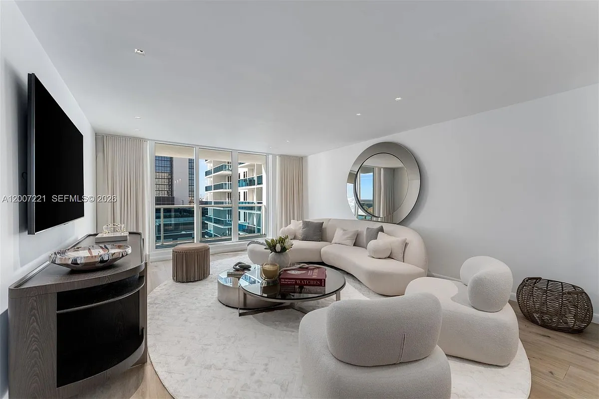 Building Photo - 2301 Collins Ave #902