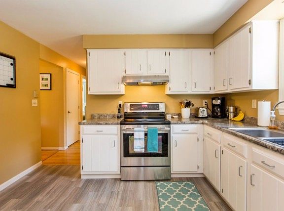 3rd image of 61 Eaton Dr