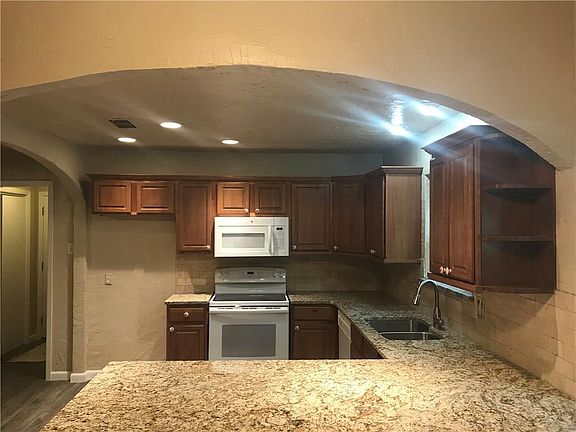 3rd image of 416 Suttonwood Dr