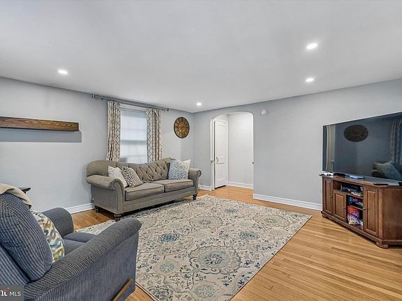 2nd image of 42 Greenhill Rd