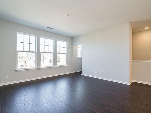 3rd image of 1004 Manorhaven Dr