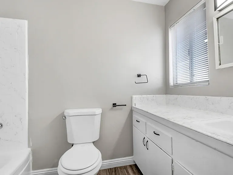 El Royale Apartments — Photo 12
