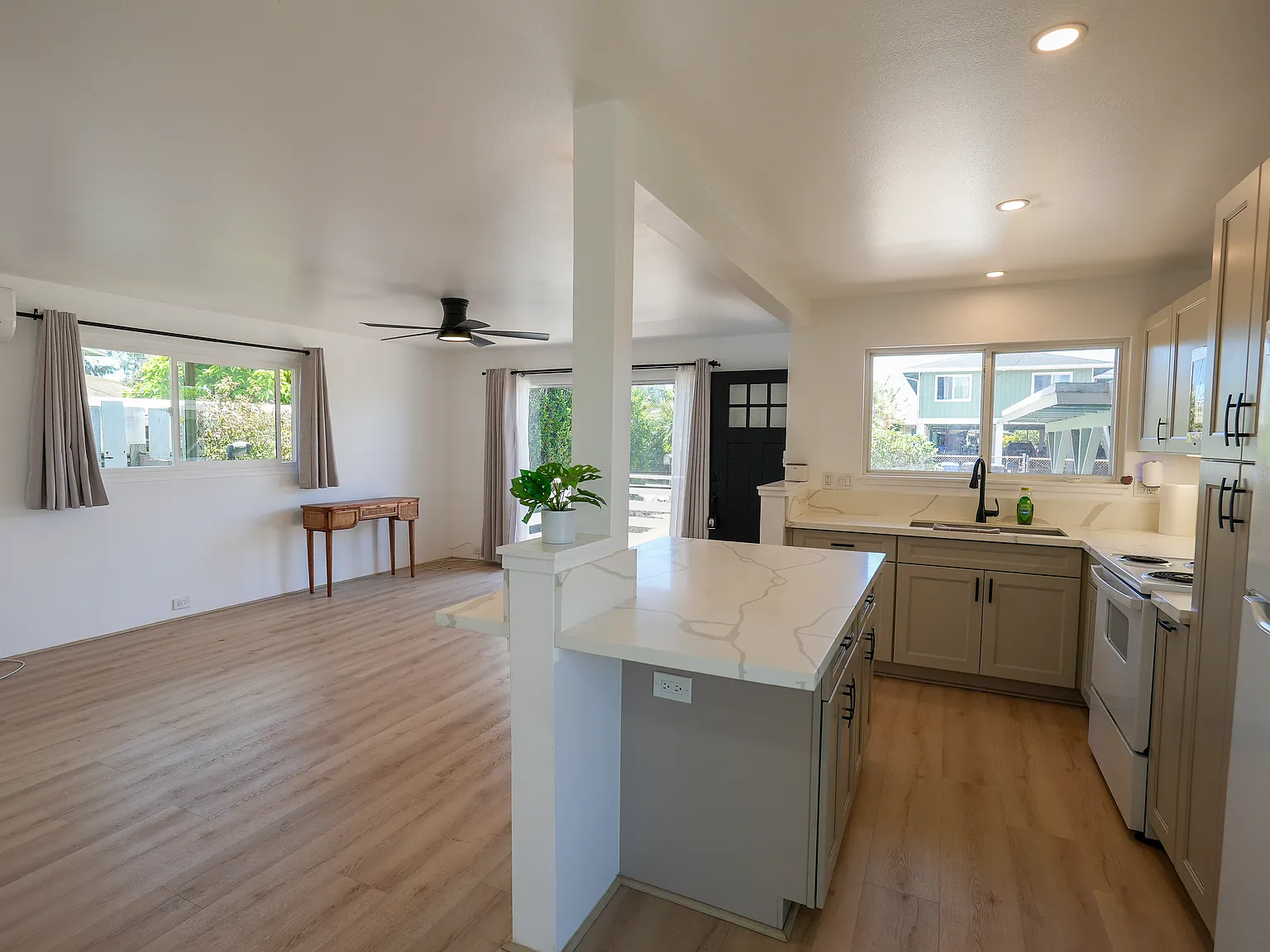 3 bed, 990 sqft, $4,250 — Photo 1