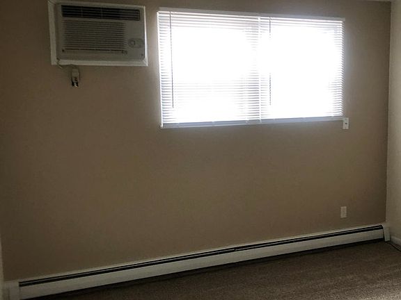 4th image of 320 Maplewood Dr APT 1