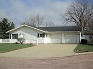 810 Wedgewood W, Beresford, SD 57004