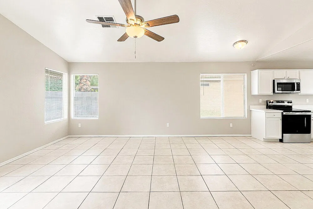 3 bed, 2.0 bath, 1099 sqft, $2,055 — Photo 4