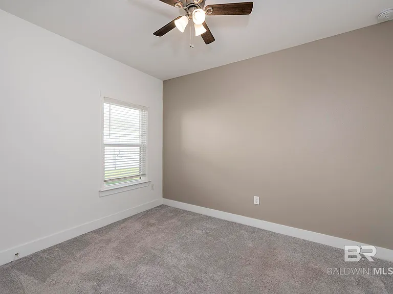 231 Bronze St — Photo 33