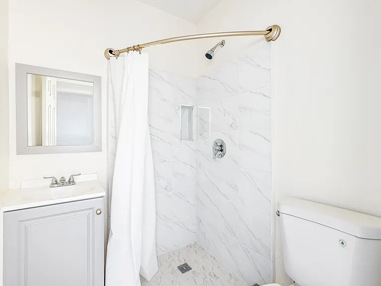 6477 1/4 Lexington Ave — Photo 2