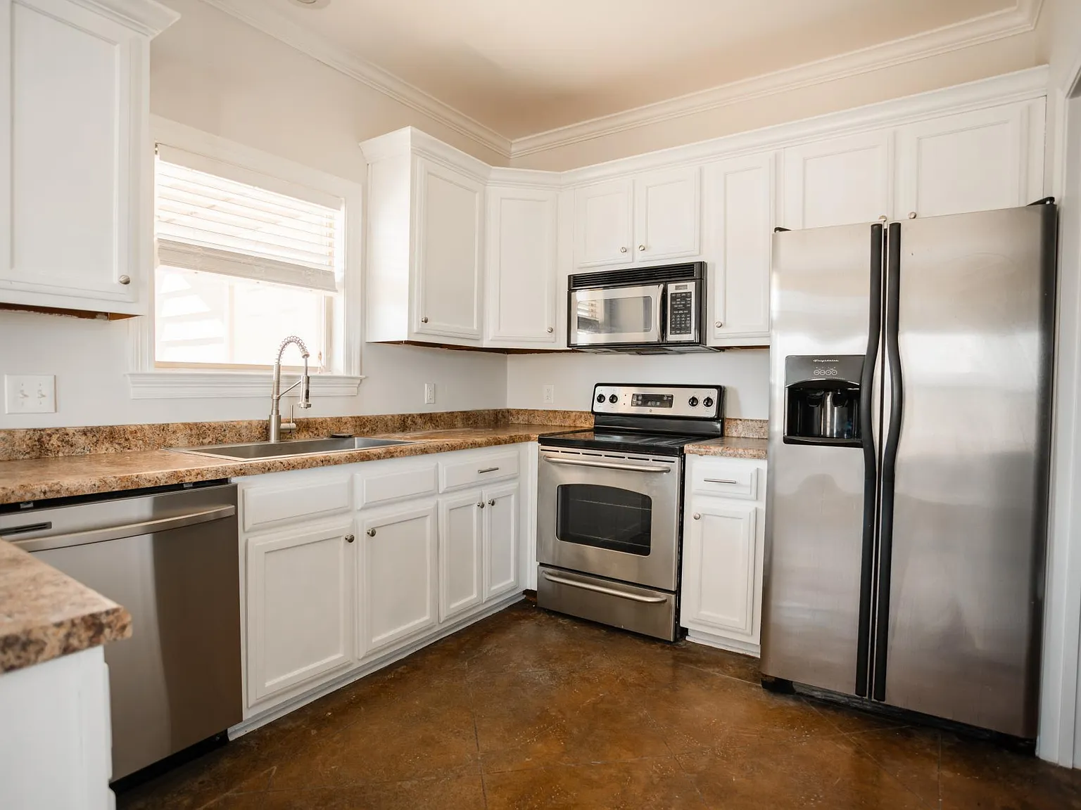 3 bed, 2.5 bath, 1624 sqft, $2,450 — Photo 3