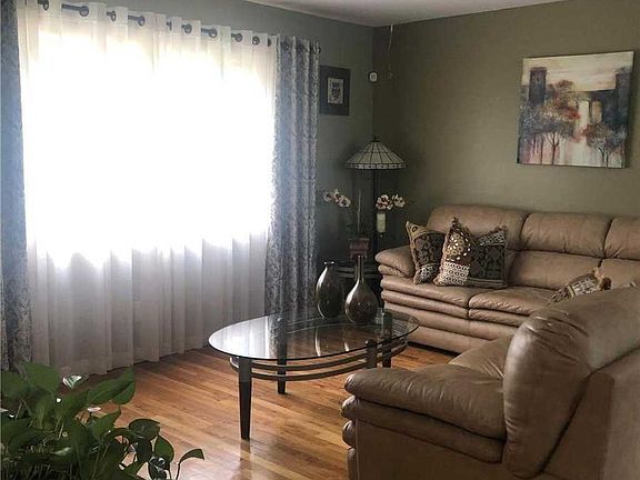 2nd image of 800 Iris Pl