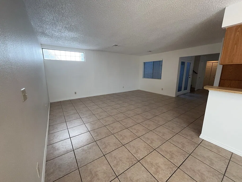 3 bed, 2.5 bath, 1747 sqft, $1,835 — Photo 3