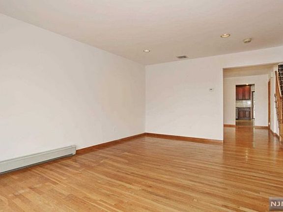 5th image of 2419 1st St #2419