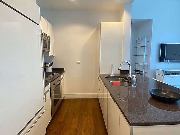 4th image of 250 E 49th St #7B
