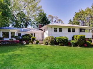 5 Hickory Dr, Great Neck, NY 11021