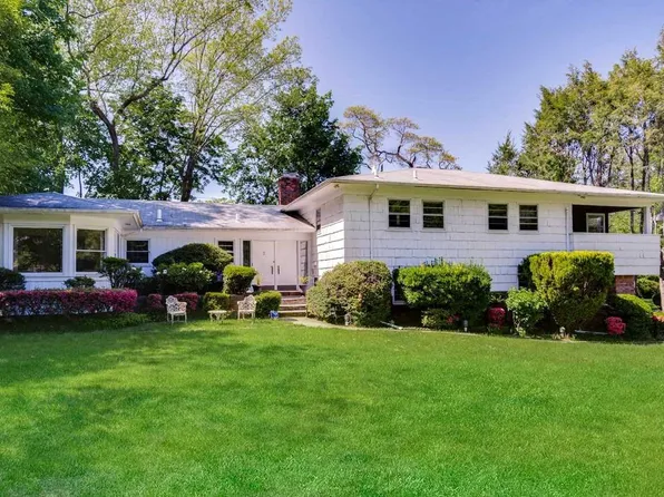 5 Hickory Dr, Great Neck, NY 11021