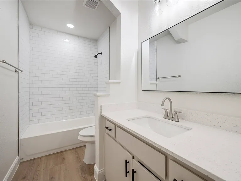 805 W Chambers St #C — Photo 6