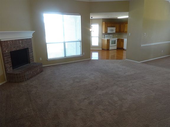 4th image of 301 Old Spanish Ct