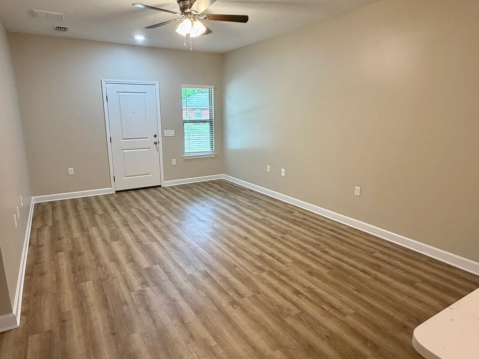 3 bed, 1104 sqft, $1,550 — Photo 4