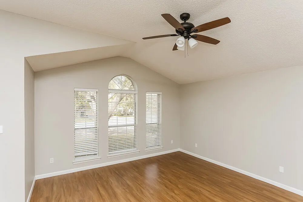 3 bed, 2.0 bath, 1593 sqft, $2,070 — Photo 3