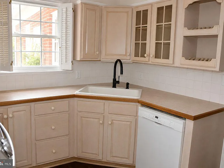 324 W Asher St — Photo 4