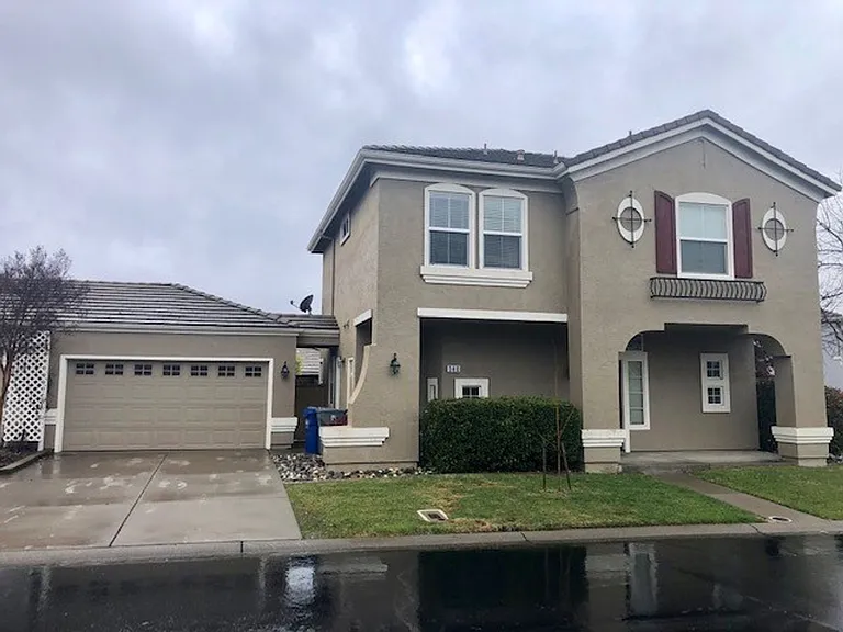 340 Caples Dr — Photo 2