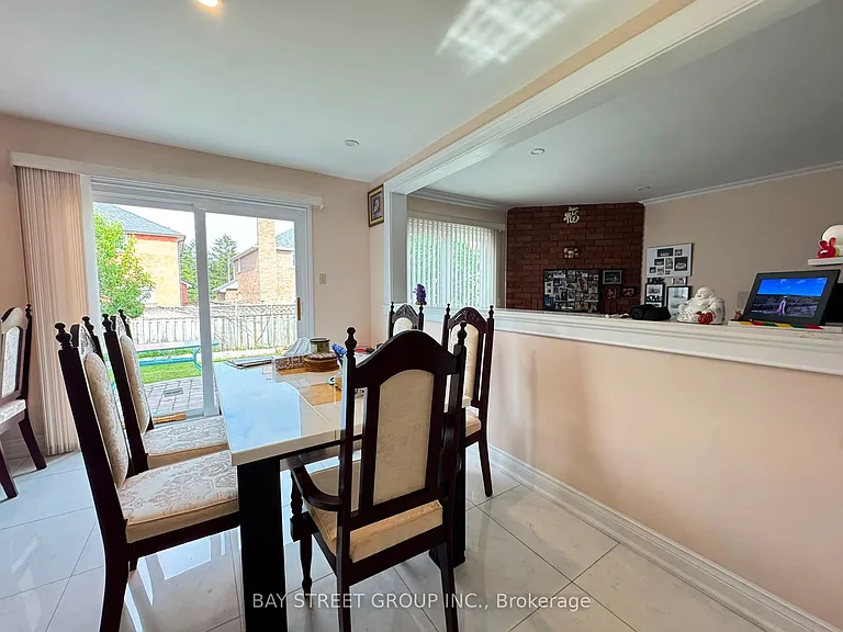 33 Northolt Cres — Photo 16