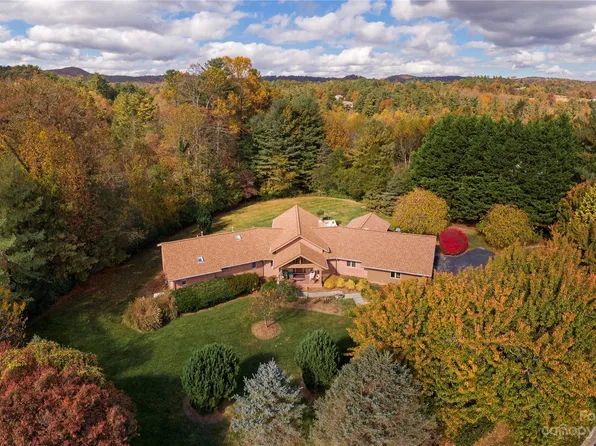 150 Andrew Johnstone Dr, Hendersonville, NC 28739