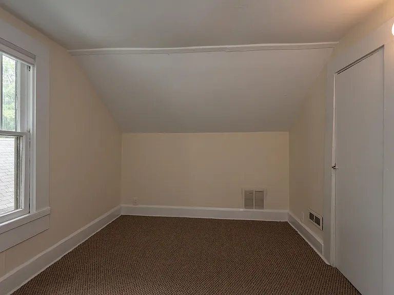 517 W Howe St — Photo 8