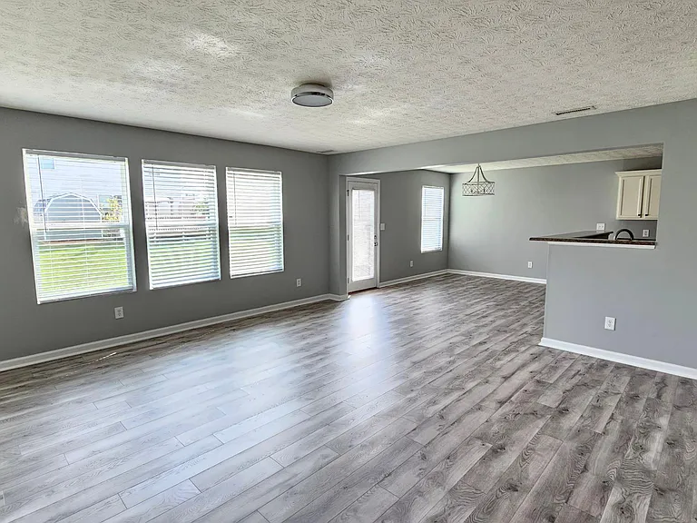 2517 Middle View Dr — Photo 2