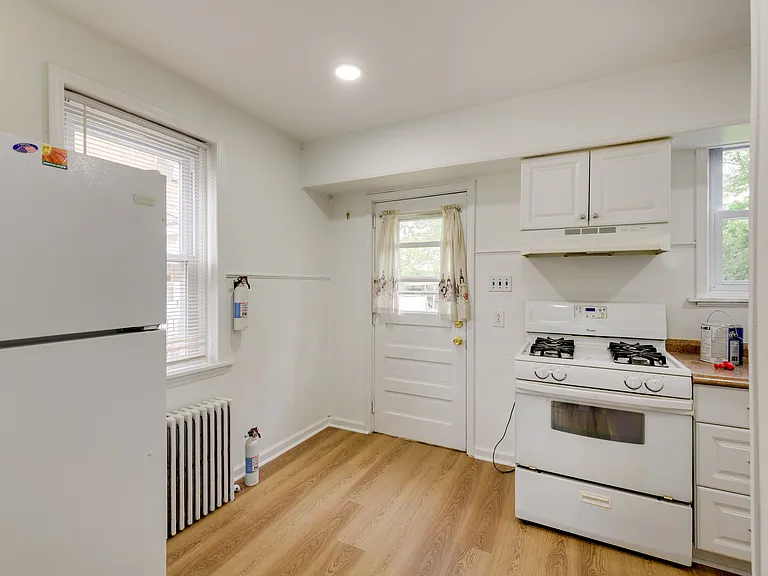 429 Manor Ave — Photo 9