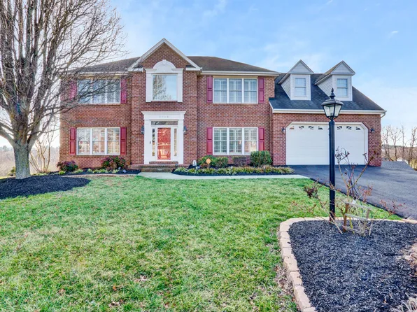 2718 Matthew Dr, Vinton, VA 24179