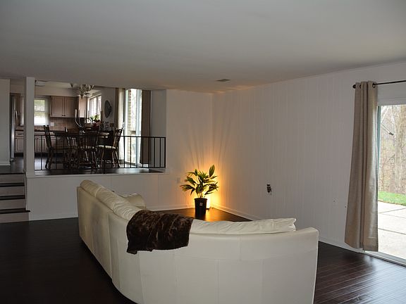 3rd image of 220 Wildwood Ct