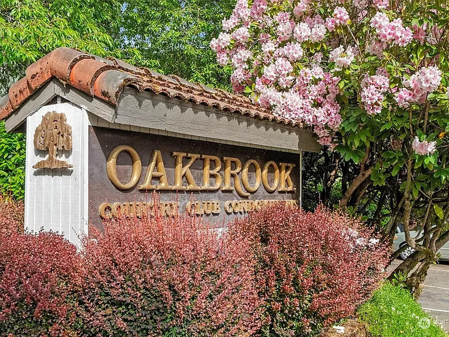 Pending Application Beautiful 2-Bedroom, 2-Bath Condo In The Oakbrook Country Club Community — Photo 2