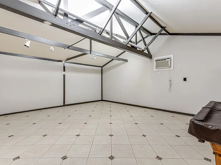 555 Patricia Dr — Photo 17