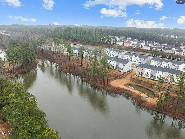 1052 Shoreside Dr — Photo 1