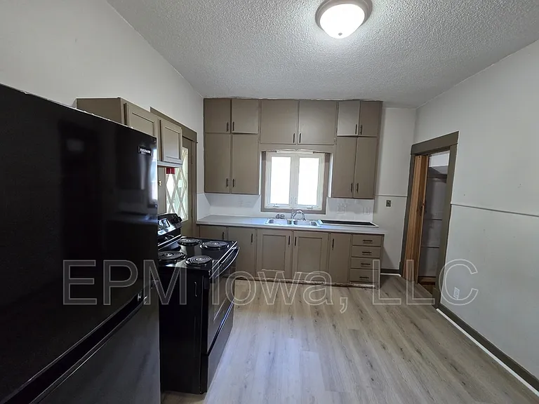 422 Baltimore St — Photo 8
