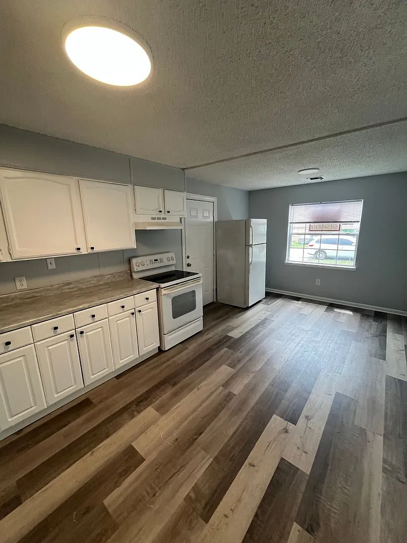 Beautiful 3BR/1BA Lakeland Home with Huge Backyard! — Photo 3