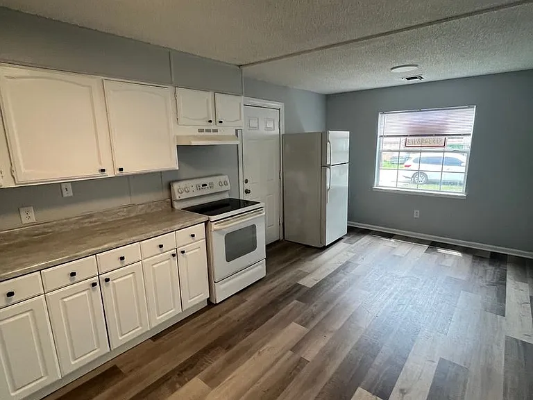 1137 Edith Ave — Photo 2