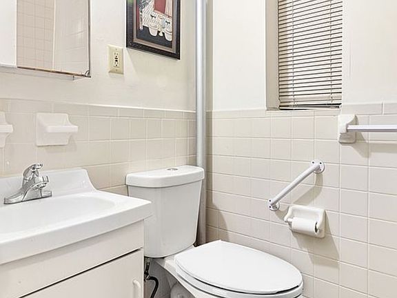 4th image of 121 E 101st St APT 2E