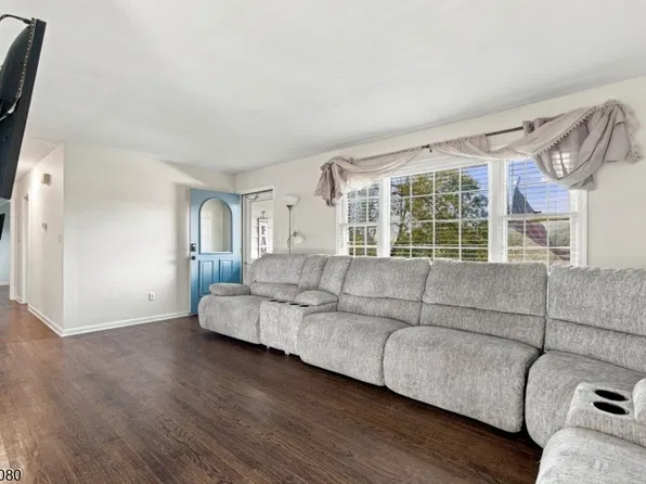 23 Elizabeth Ave, Stanhope Boro, NJ 07874